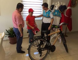 BAŞARILI OLAN PERSONEL ÇOCUKLARINA BİSİKLET