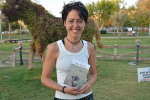 SOKAK HAYVANLARININ BAKIMI İÇİN KİTAP YAZDI