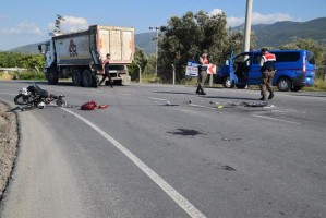 MOTOSİKLET KAMYONA ÇARPTI: 2 YARALI
