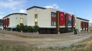 KARAMANLAR BİNAYI GERİ ALDI