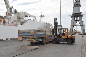 KATAR’A GİDEN YARDIM GEMİSİ YÜKÜNÜ İNDİRİYOR