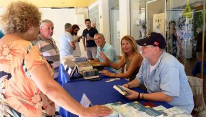 DENİZ LİSELİ YAZARLAR, FOÇA’DA KİTAPLARINI İMZALADI