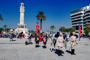 İZMİRLİLER TEK YÜREK OLDU