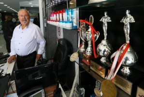 TARAĞI VE MAKASINI 61 YILDIR BIRAKMADI