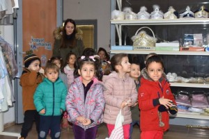 SOSYAL MARKETE ALİAĞALI MİNİKLERDEN DESTEK