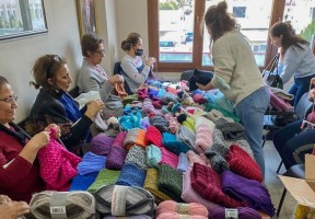 CHP’li kadınlar depremzedeler için ördü