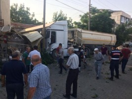 FECİ KAZA: 2’Sİ AĞIR 13 YARALI