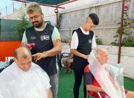 Huzurevi sakinlerini tıraş ettiler