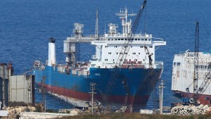 DENİZİ KİRLETEN GEMİYE GİRİŞ VE ÇIKIŞLAR YASAKLANDI