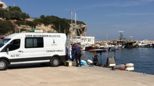 KARABURUN'DA DÜZENSİZ GÖÇMENLERİ TAŞIYAN TEKNE BATTI