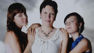 ANNESİNİ ÖLDÜREN KIZLAR TAHLİYE OLDU