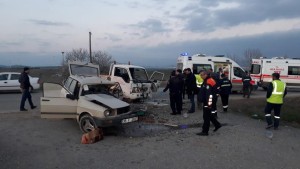 İKİ ARAÇ KAFA KAFAYA ÇARPIŞTI: 1 ÖLÜ, 3 YARALI