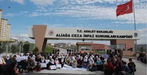 ALİAĞA'DA EYLEM "ÇOCUK EVLERİ KAPATILSIN"