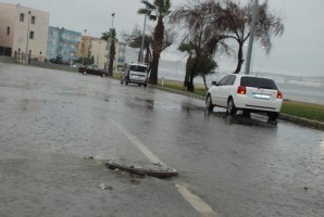 Sağanak nedeniyle caddeler taştı!