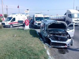 OTOMOBİLLE KAMYONET ÇARPIŞTI: 3 YARALI