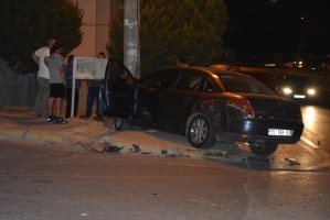 İKİ OTOMOBİL ÇARPIŞTI: 3 YARALI