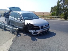 OTOMOBİL BARİYERLERE ÇARPTI: 1 YARALI