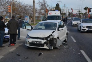 KARAYOLLARI KAVŞAĞINDA TRAFİK KAZASI: 1 YARALI