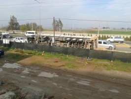 SAMAN YÜKLÜ TIR DEVRİLDİ