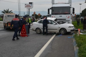 TIR İLE OTOMOBİL ÇARPIŞTI: 1 ÖLÜ