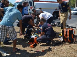 MOTOSİKLET İLE KAMYONET ÇARPIŞTI: 2 AĞIR YARALI