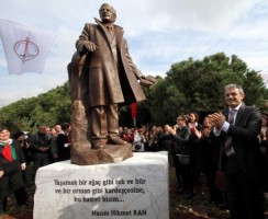 KARŞIYAKA, NAZIM HİKMET’İ ANIYOR