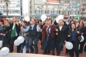 ‘KADINA ŞİDDETE’ DANSLA TEPKİ GÖSTERDİLER