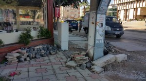 BOZUK KALDIRIM ONARILMAYI BEKLİYOR