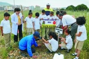ÖĞRENCİLER TRAFİK HATIRA ORMANINA FİDAN DİKTİ