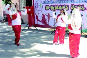 ENGELLİ ÖĞRENCİLERDEN MUHTEŞEM KUTLAMA