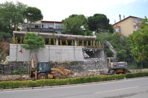 BELEDİYE RUHSATSIZ DUVARI YIKTI