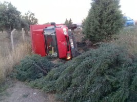 KAMYONET DEVRİLDİ: 2 YARALI