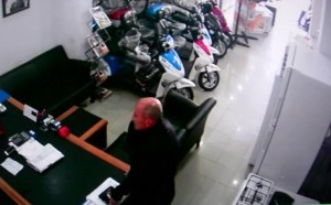 MÜŞTERİ GİBİ GİRDİ, CEP TELEFONUNU ÇALDI