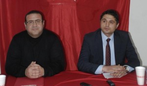 Sezer, Acar'a omuz verdi