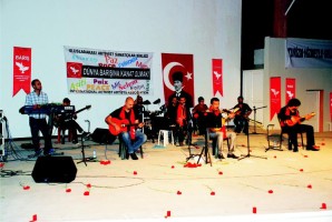 ONUR ve EKİBİ AYAKTA ALKIŞLANDI