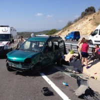 KAMYONET TRAFİK LEVHASINA ÇARPTI: 2 ÖLÜ 4 YARALI