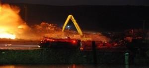 Yüzlerce hurda araç yandı