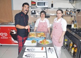 TECRÜBELERİNİ AŞÇILARLA PAYLAŞIYOR