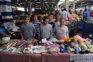 MİNİKLER SOKAK HAYVANLARI İÇİN STANT AÇTI