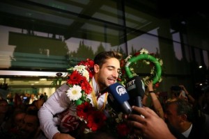 DÜNYA ŞAMPİYONU ÇOLAK'A COŞKULU KARŞILAMA