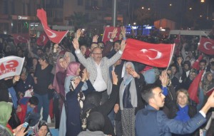 ALİAĞA’DA ‘EVET’ SEVİNCİ