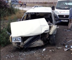 YENİ FOÇA YOLUNDA TRAFİK KAZASI: 2 YARALI