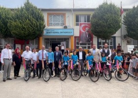 Öğrencilere karne hediyesi