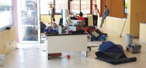 KAFELER SOKAĞI’NDA SESSİZ BEKLEYİŞ