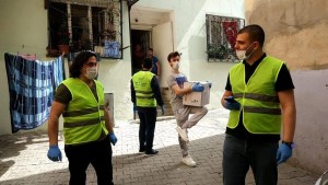 AK PARTİLİ GENÇLERDEN İHTİYAÇ SAHİPLERİNE ERZAK