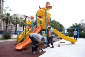 KARŞIYAKA’NIN PARKLARI YENİLENİYOR