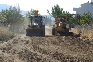 DİKİLİ’DE YOL SEFERBERLİĞİ SÜRÜYOR