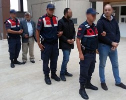 YAŞLI KADINI YAĞMALAYANLAR TUTUKLANDI