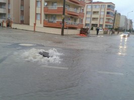 ŞİDDETLİ YAĞMUR ALİAĞA’YI ETKİLEDİ