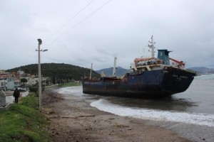 ALİAĞA'DA ŞİDDETLİ LODOS HAYATI OLUMSUZ ETKİLEDİ